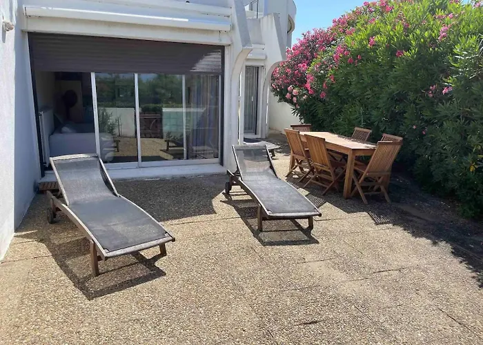Bord De Mer: Soleil, Et Grande Terrasse Pour Instants De Detente