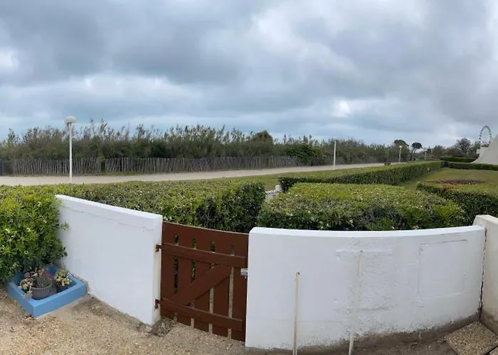 Bord De Mer: Soleil, Et Grande Terrasse Pour Instants De Detente